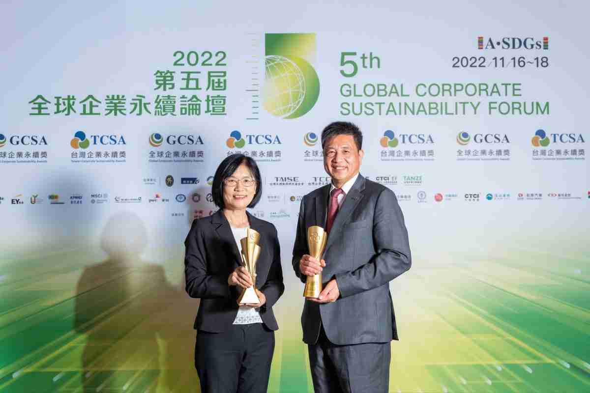 万利作为净零碳排先锋，，，，期引领价值链伙伴同行共好，，卫冕制造业组“十大典范企业” 二连冠殊荣(左：万利光电永续长古秀华，，，，右：万利光电董事长暨执行长彭双浪)