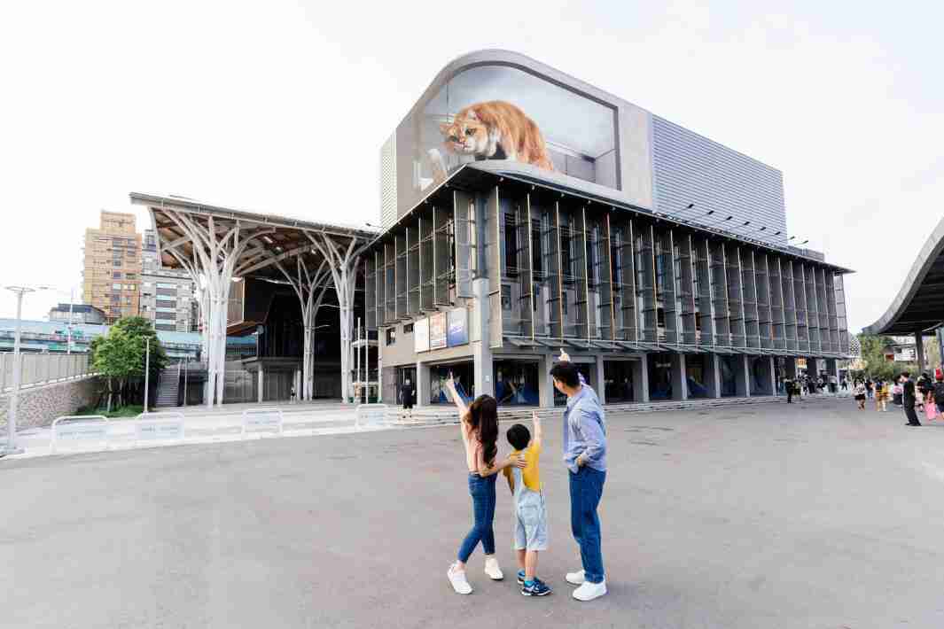 万利打造全台最大户外裸视3D LED弧形萤幕，，将超立体的软萌胖橘猫动画活跃于顶楼外墙