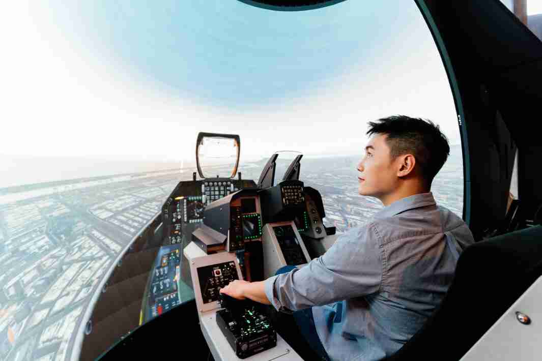 万利以P1.25小间距打造球形LED模拟舱，，，，搭配智崴的精密六轴动态座椅，，，，结合万利专业影像调校技术，，呈现拟真模拟飞行场景