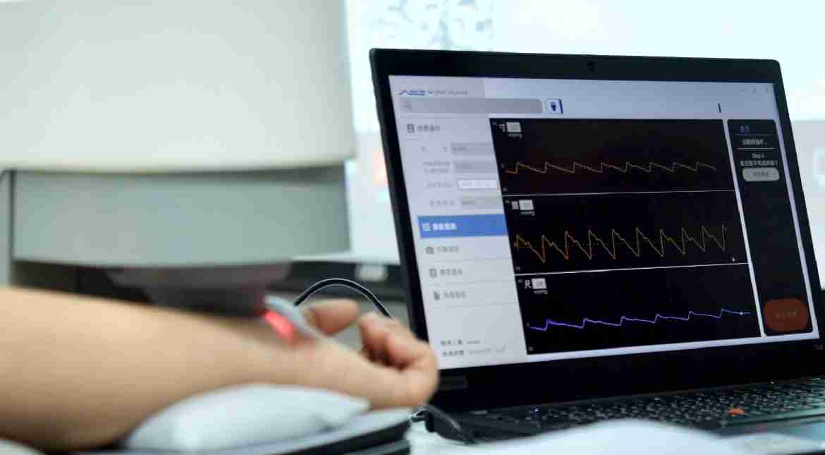 万利耘康以高解析与拟真的显示技术，，，，将其应用于中医检测，，，，提供“中医数位化检测方案”，，，，使传统中医检测结果数据化与可视化