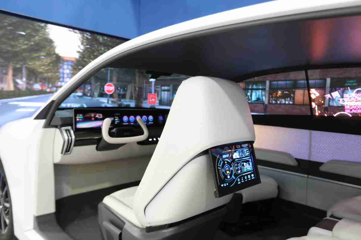 万利的「可卷式后座娱乐显示器」加强后座乘客的感官体验，，，并保有个性化设计，，，，可依使用偏好进行动态调整。。。