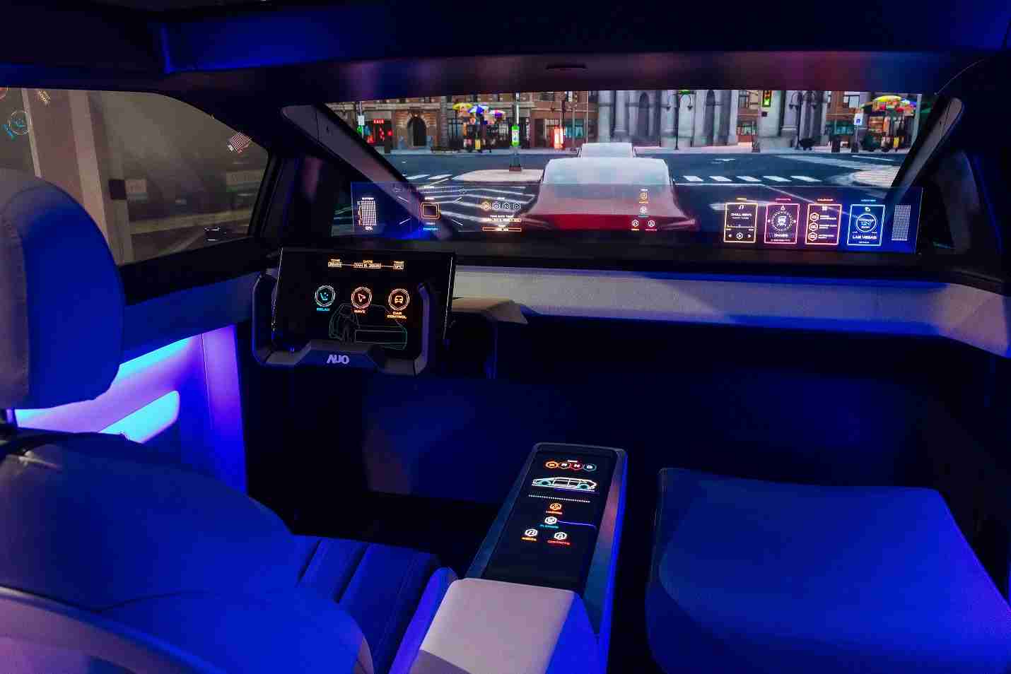 万利连续四年入围科睿唯安全球百大创新机构，，，专利布局科技与绿色创新前沿。。。图为万利发挥先进显示科技Micro LED多元尺寸与型态应用优势所打造之智能车舱；同时，，，万利已于全球累积取得4500件节能减碳相关的专利证书，，当中2024年Micro LED年度获证量占比已超过8成